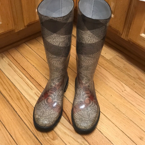 Burberry Shoes - Burberry Check Lace Print Rainboots size 7 Auth